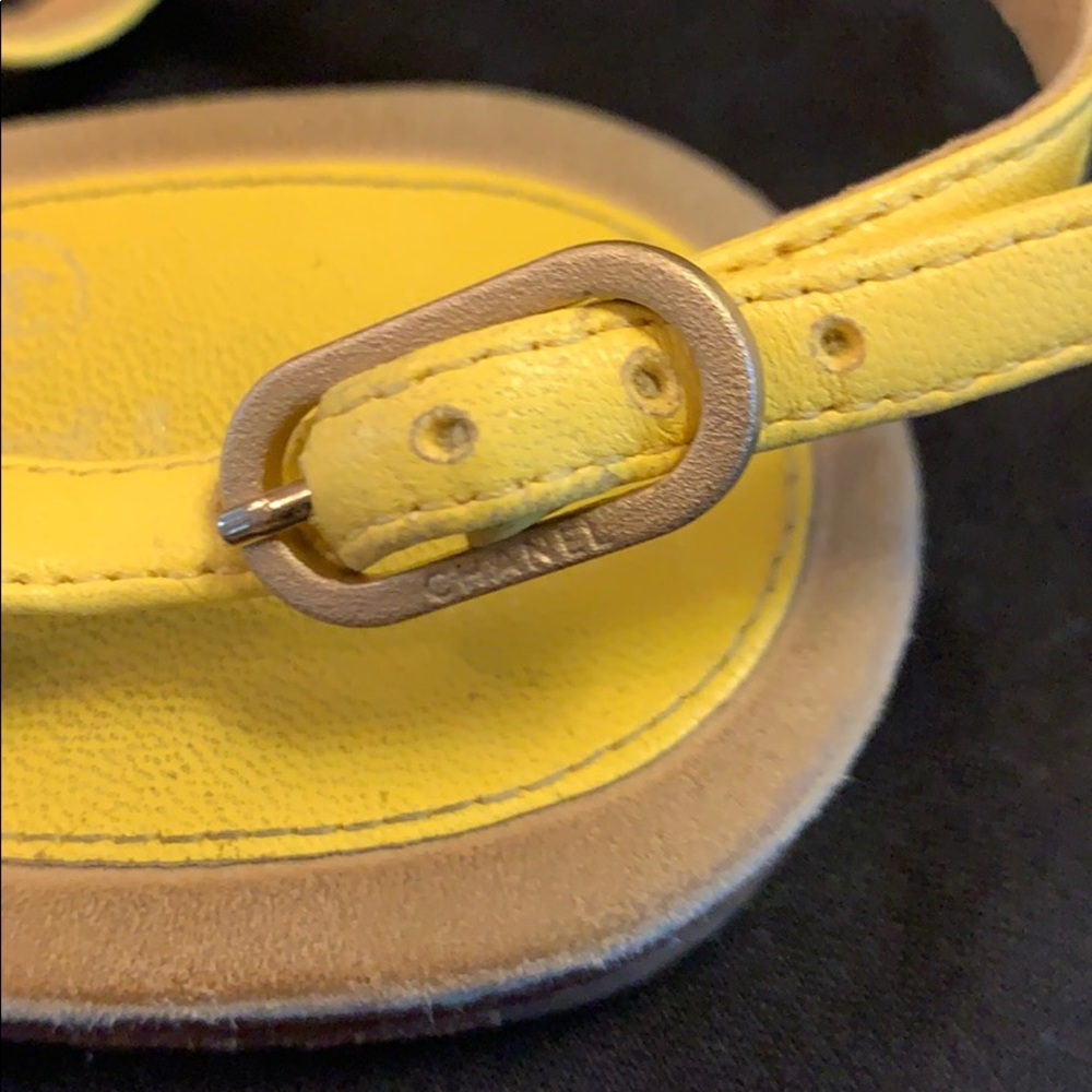 Beautiful CHANEL Camellia embellished sandals - Picture 5 of 5